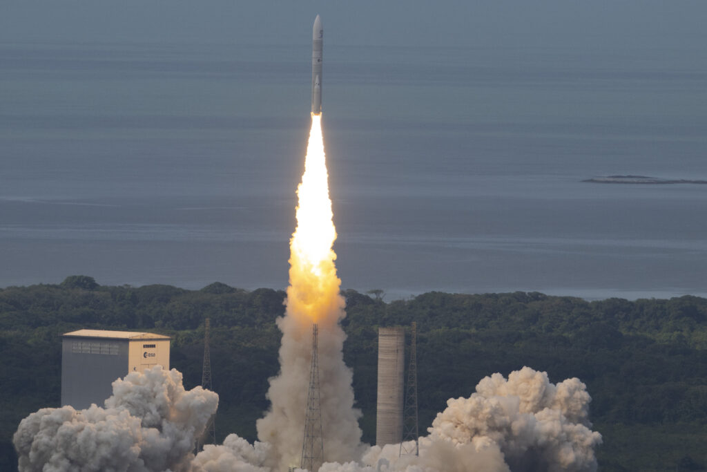 Décollage de la fusée Ariane 6 depuis le Centre spatial guyanais, à Kourou, lors de son vol inaugural le 9 juillet 2024
