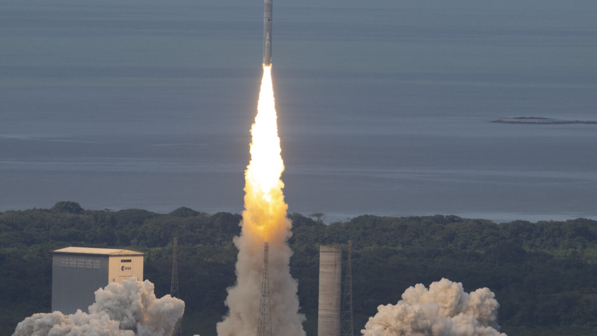 Décollage de la fusée Ariane 6 depuis le Centre spatial guyanais, à Kourou, lors de son vol inaugural le 9 juillet 2024
