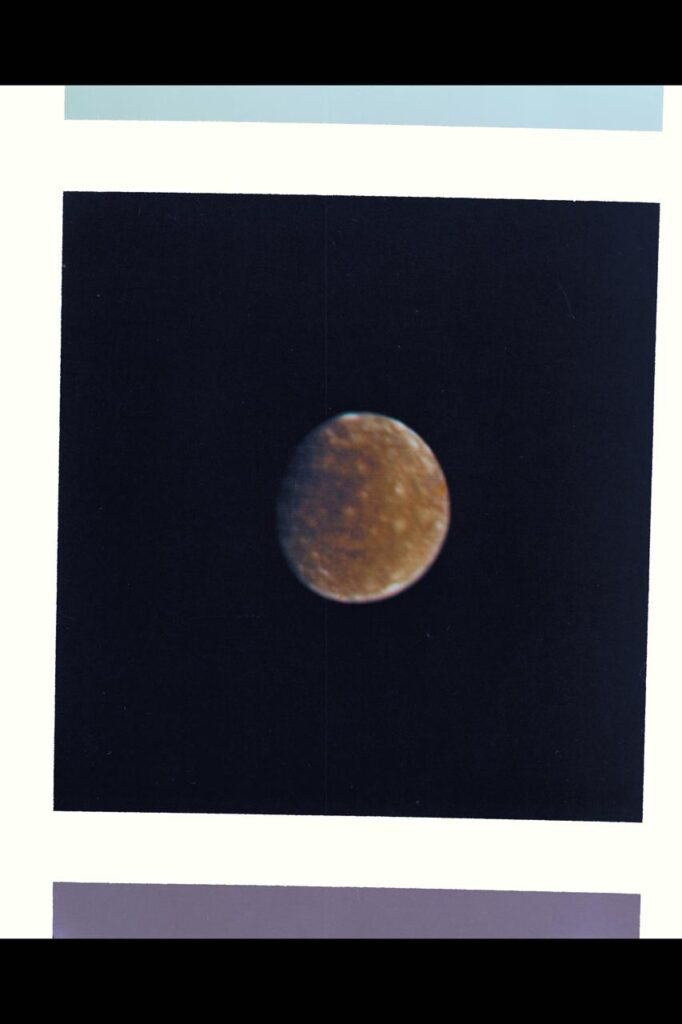Jupiter accompagnée de ses quatre lunes galiléennes alignées, telles qu'on les devine aux jumelles