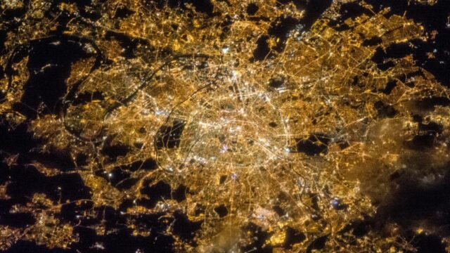 La France photographi\u00e9e de nuit depuis l'orbite : les halos des grandes agglom\u00e9rations dessinent la carte de la pollution lumineuse