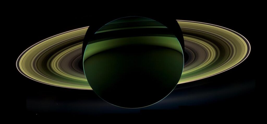 Saturne vue à contre-jour par Cassini, les anneaux illuminés par le Soleil derrière la planète