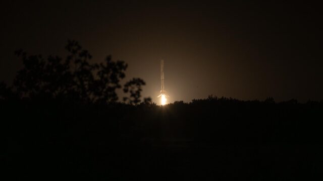 Premier \u00e9tage de Falcon 9 \u00e0 la verticale au moment de l'atterrissage, moteur central allum\u00e9