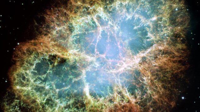 La n\u00e9buleuse du Crabe, r\u00e9manent de la supernova de 1054, observ\u00e9e par les t\u00e9lescopes spatiaux de la NASA