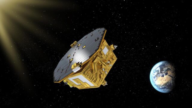 Vue d'artiste, cr\u00e9dit\u00e9e ESA/NASA, des trois satellites de la mission LISA \u00e9changeant leurs faisceaux laser dans l'espace