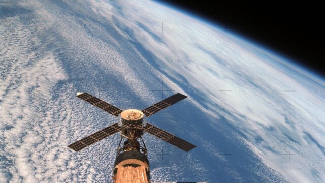 La Terre vue depuis l'orbite, la rotation d'ouest en est donne aux lanceurs leur vitesse initiale