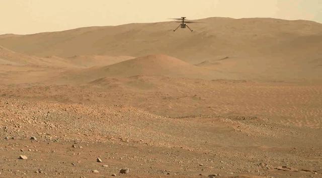 L'hélicoptère Ingenuity photographié à la surface de Mars pendant sa campagne de vols (NASA/JPL-Caltech)