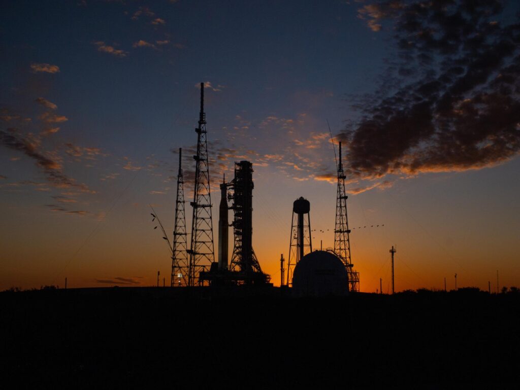 La fusée SLS du programme Artemis sur le pas de tir 39B du Kennedy Space Center (crédit NASA)