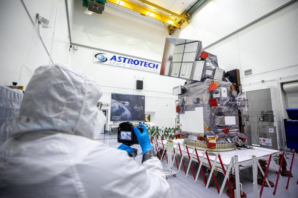 Satellite en cours d'intégration sous la coiffe d'un lanceur, en salle blanche, avant son lancement