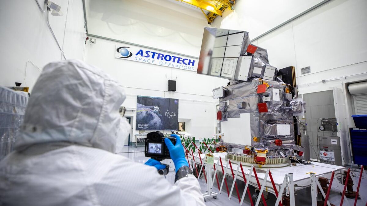 Satellite en cours d'int\u00e9gration sous la coiffe d'un lanceur, en salle blanche, avant son lancement