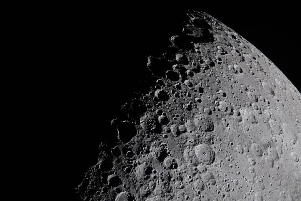La Lune et ses cratères, première cible du débutant aux jumelles