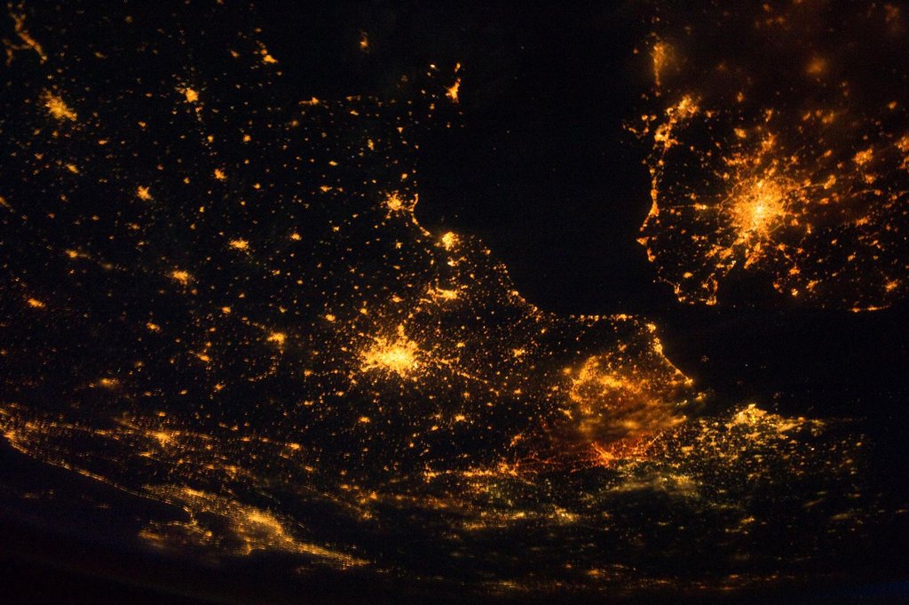 Le nord-ouest de l'Europe photographié de nuit depuis la Station spatiale internationale : les halos de Paris, Londres, Bruxelles et Amsterdam dessinent la carte de la pollution lumineuse