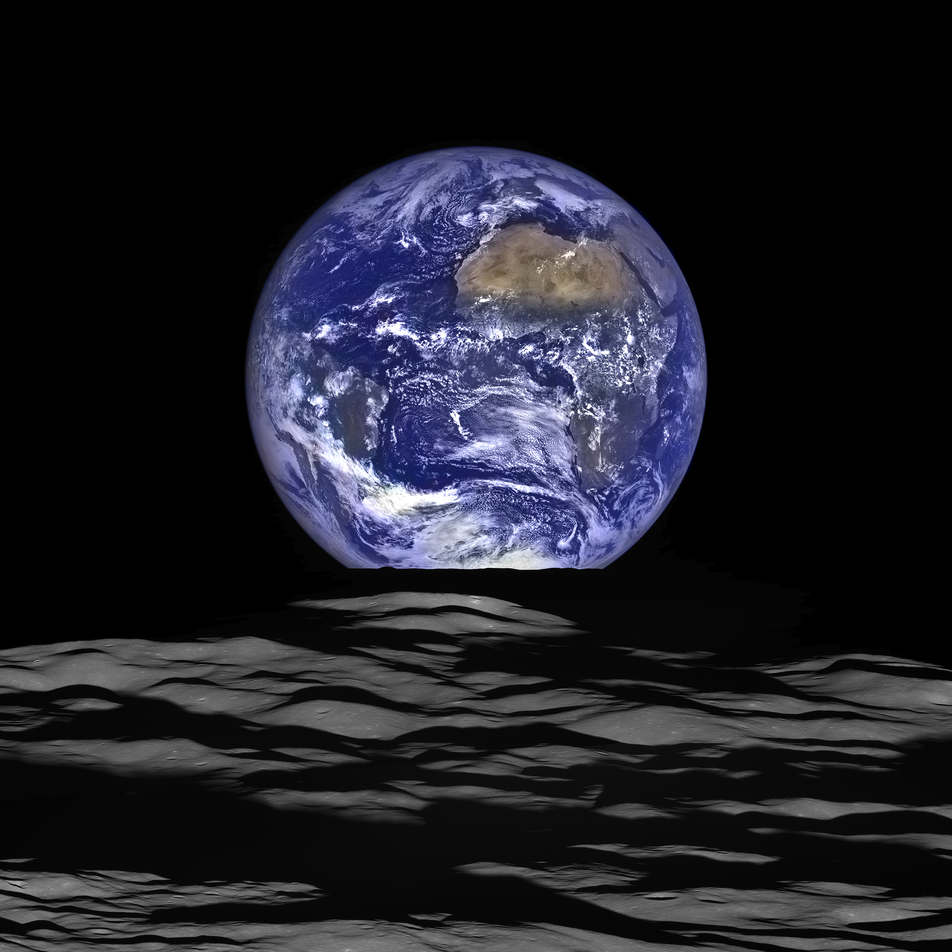 La Terre se levant au-dessus de l horizon lunaire, image composite de la sonde LRO