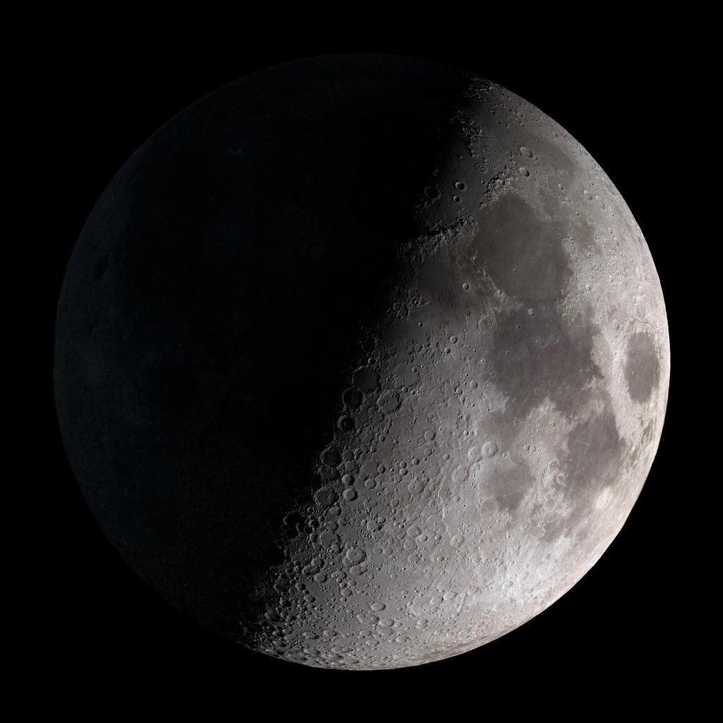 La Lune au premier quartier, cratères en relief le long du terminateur, la limite entre jour et nuit lunaires