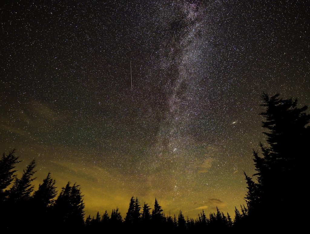 La Voie lactée au-dessus d'un paysage sans éclairage artificiel, telle qu'elle apparaît sous un ciel de classe Bortle 2 à 3, vue depuis le sol