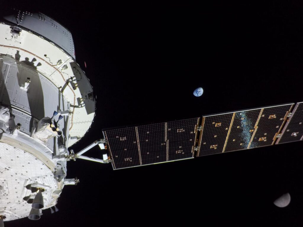 La capsule Orion d'Artemis I photographiée avec la Lune et la Terre en arrière-plan, en novembre 2022 (crédit NASA)