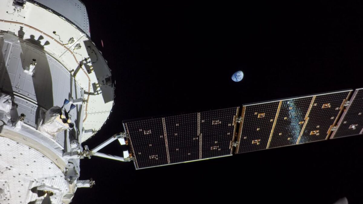 La capsule Orion d Artemis I photographiée avec la Lune et la Terre en arrière-plan, en novembre 2022