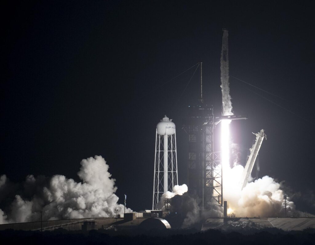 Décollage de nuit d'une fusée Falcon 9 de SpaceX depuis le Kennedy Space Center, un lanceur du même type que ceux utilisés pour déployer les satellites Starlink