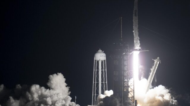 Décollage de nuit d'une fusée Falcon 9 de SpaceX depuis le Kennedy Space Center, un lanceur du même type que ceux utilisés pour déployer les satellites Starlink