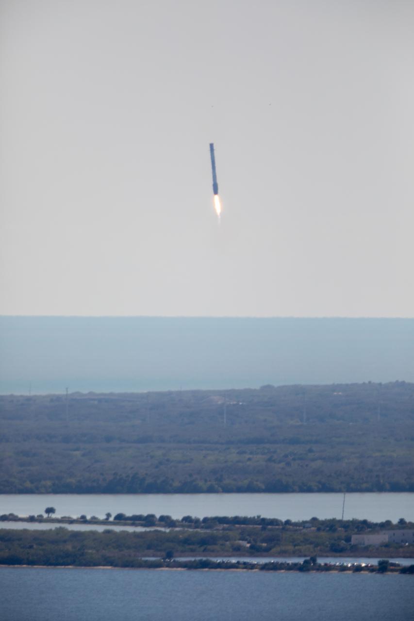 Premier étage de Falcon 9 en phase finale d'atterrissage vertical sur la Landing Zone 1 à Cape Canaveral, aucune personne visible