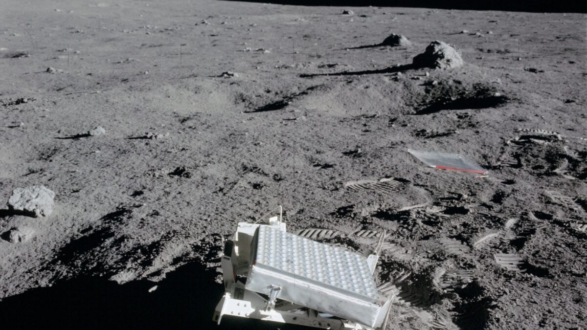 Le réflecteur laser (LR-3) déposé sur le sol lunaire par la mission Apollo 14, panneau incliné constellé de coins de cube