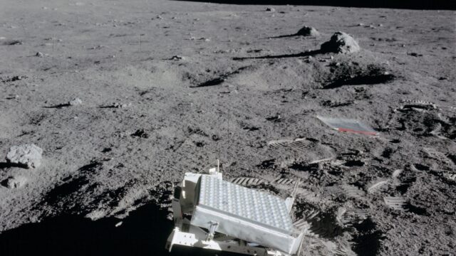 Le réflecteur laser (LR-3) déposé sur le sol lunaire par la mission Apollo 14, panneau incliné constellé de coins de cube