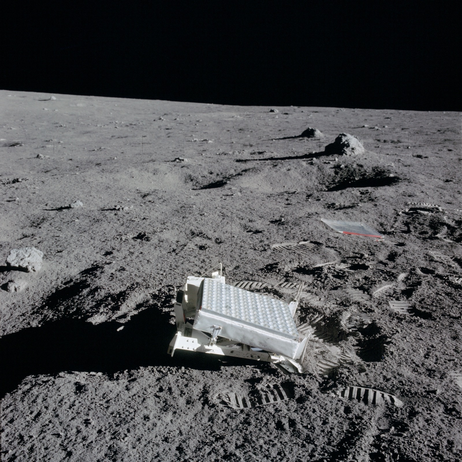 Le réflecteur laser (LR-3) déposé sur le sol lunaire par la mission Apollo 14, panneau incliné constellé de coins de cube