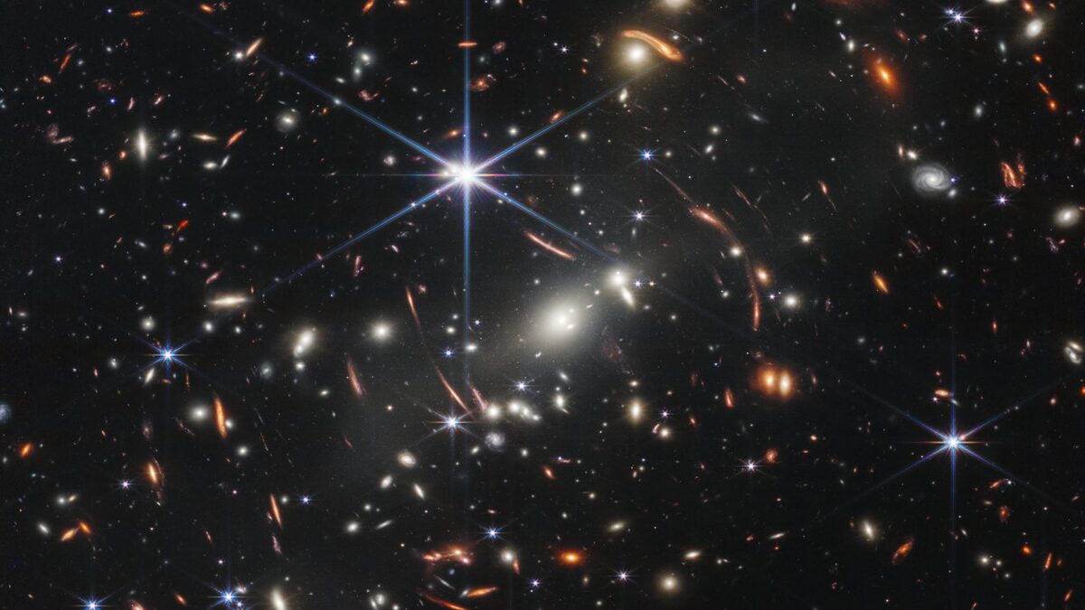 Champ profond du télescope James Webb montrant des milliers de galaxies lointaines, certaines déformées par lentille gravitationnelle. Crédit : NASA/ESA/CSA/STScI.