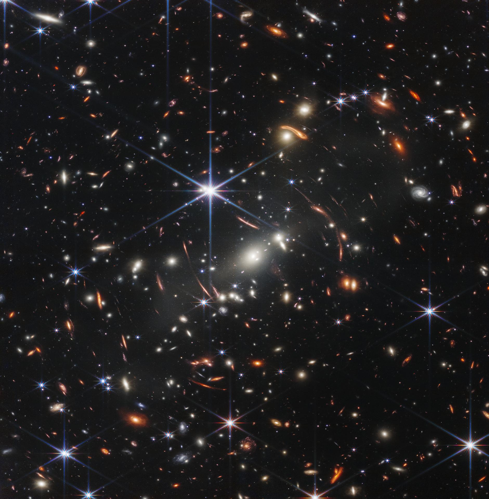 Champ profond du télescope James Webb montrant des milliers de galaxies lointaines, certaines déformées par lentille gravitationnelle. Crédit : NASA/ESA/CSA/STScI.