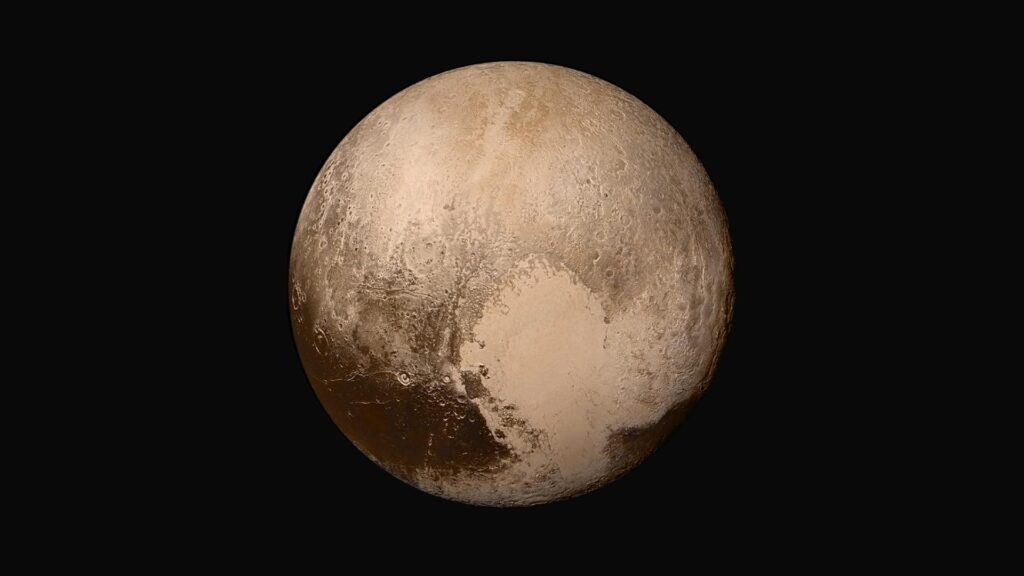 Pluton en couleurs vraies, photographiée par la sonde New Horizons de la NASA en juillet 2015, avec sa région claire en forme de cœur (Tombaugh Regio)