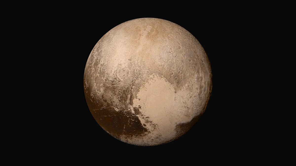Pluton photographiée par la sonde New Horizons de la NASA en juillet 2015, avec sa région claire en forme de cœur