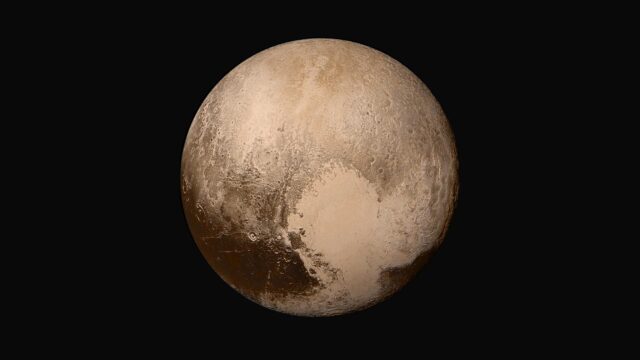 Pluton photographiée par la sonde New Horizons de la NASA en juillet 2015, avec sa région claire en forme de cœur