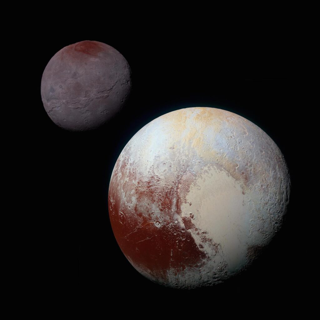 Pluton et sa lune Charon vues par New Horizons, montrant la différence de taille et de couleur entre les deux corps