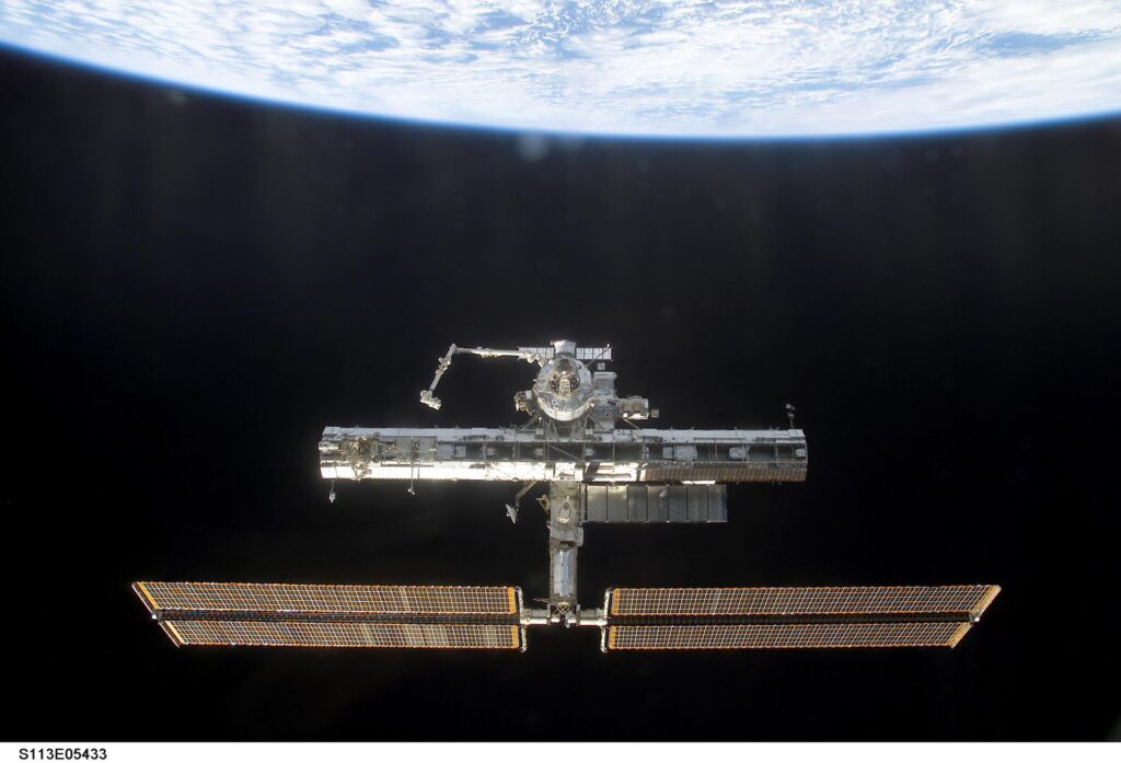 La Station spatiale internationale en orbite au-dessus de la Terre, panneaux solaires déployés