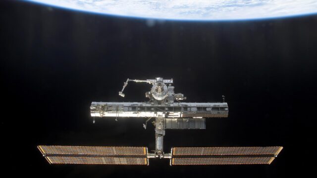 La Station spatiale internationale en orbite au-dessus de la Terre, panneaux solaires déployés