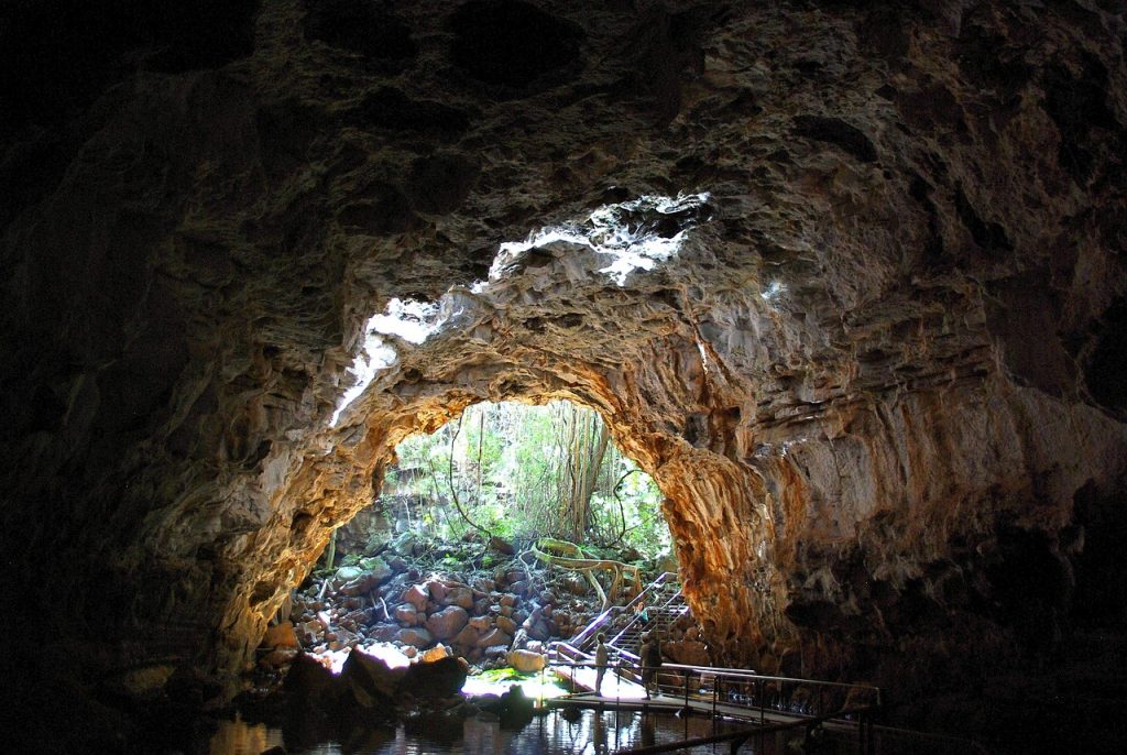 Grotte souterraine traversée par une nappe d'eau
