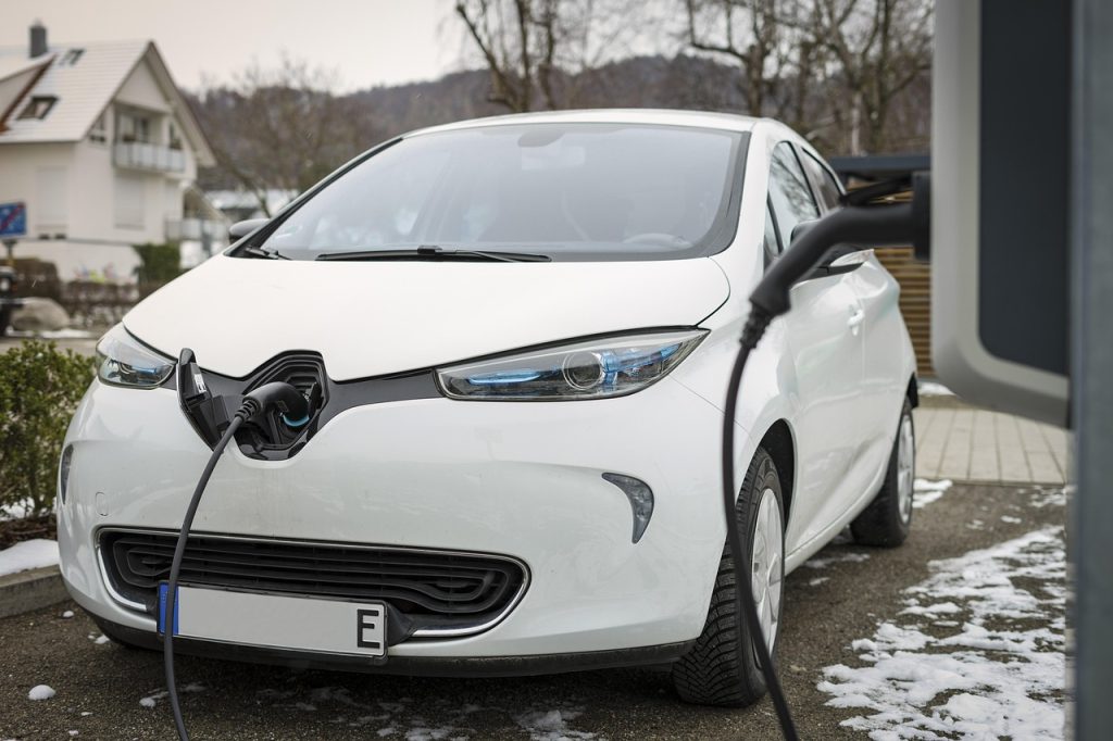 Véhicule électrique en recharge sur une borne