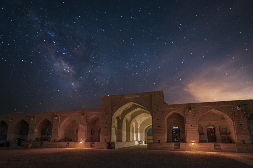 Voie lactée visible au-dessus d'un bâtiment ancien
