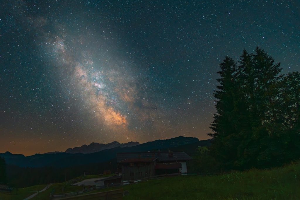 Voie lactée visible dans un ciel nocturne dégagé
