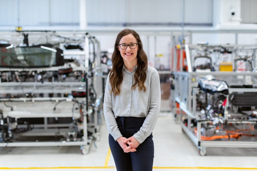Ingénieure dans un atelier de conception industrielle