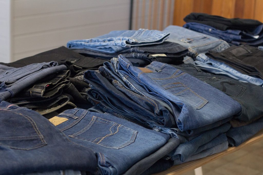 Vêtements d'occasion empilés dans une friperie