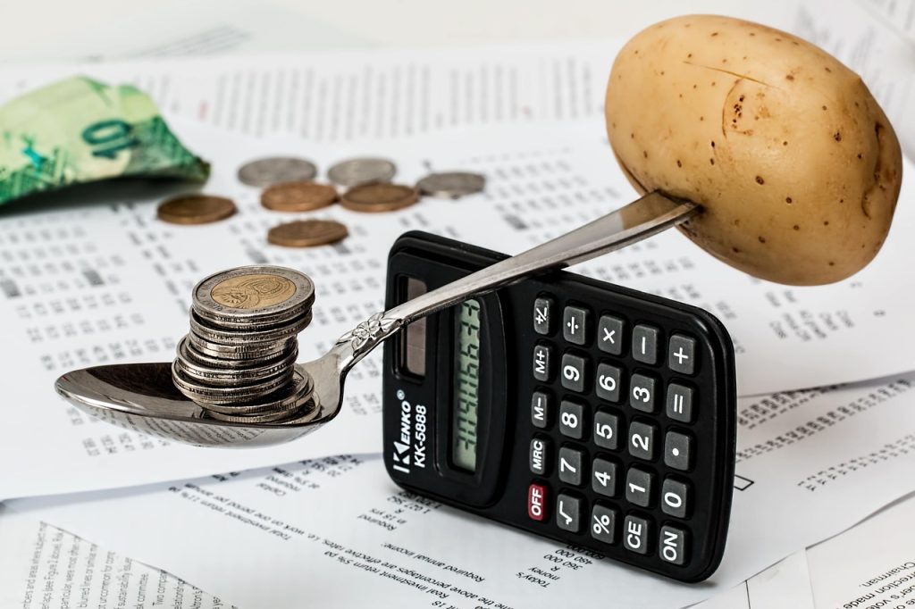 Calculatrice et pièces pour chiffrer son budget logement