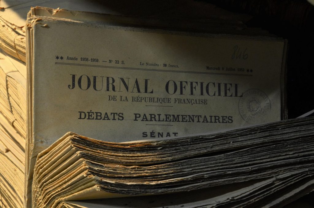 Documents d'archives anciens conservés dans une bibliothèque