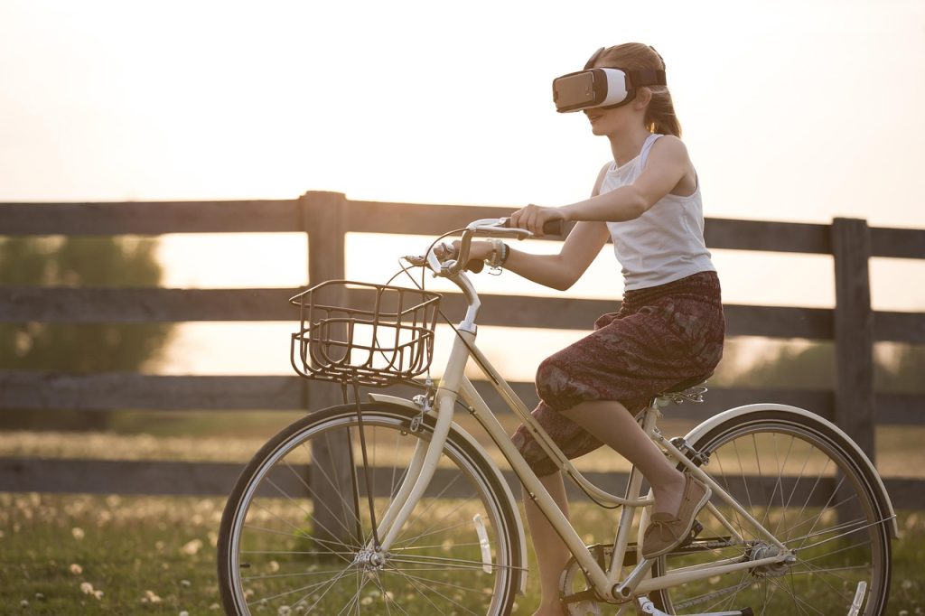 Personne à vélo équipée d'un casque de réalité virtuelle
