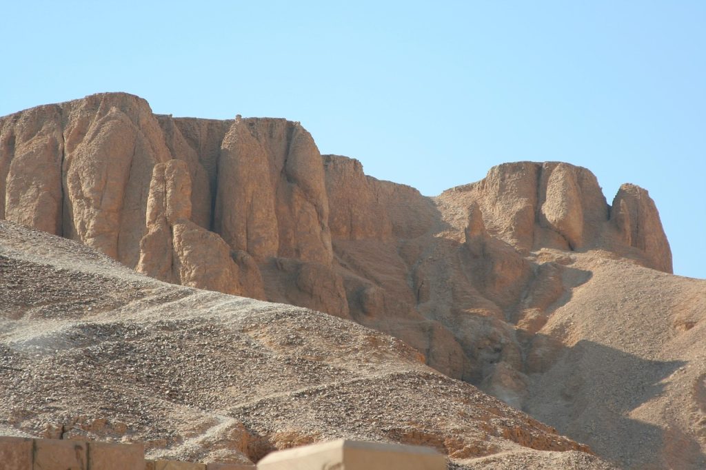 Paysage désertique et montagneux de la Vallée des Rois en Égypte