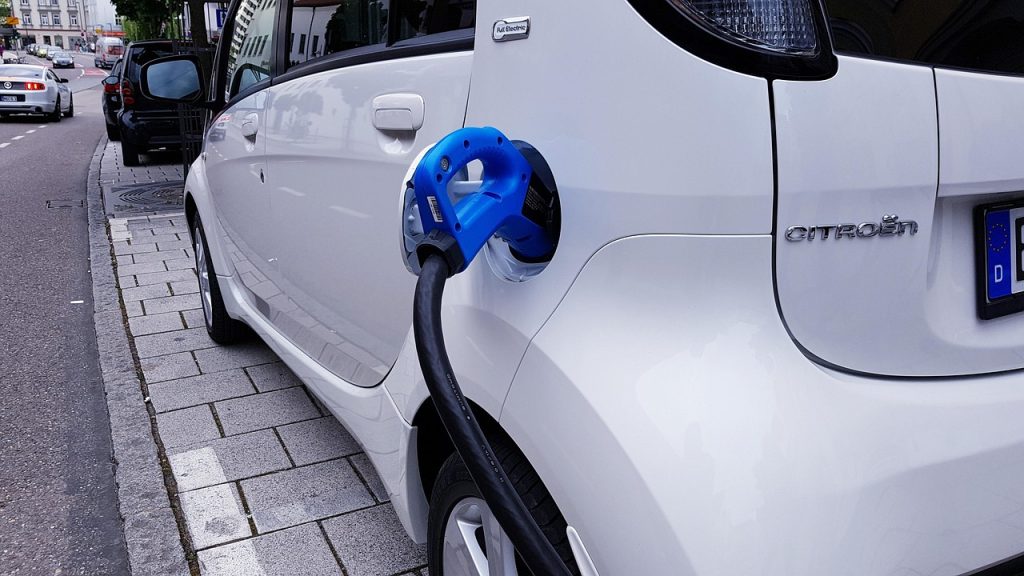Véhicule électrique en charge sur une borne de recharge