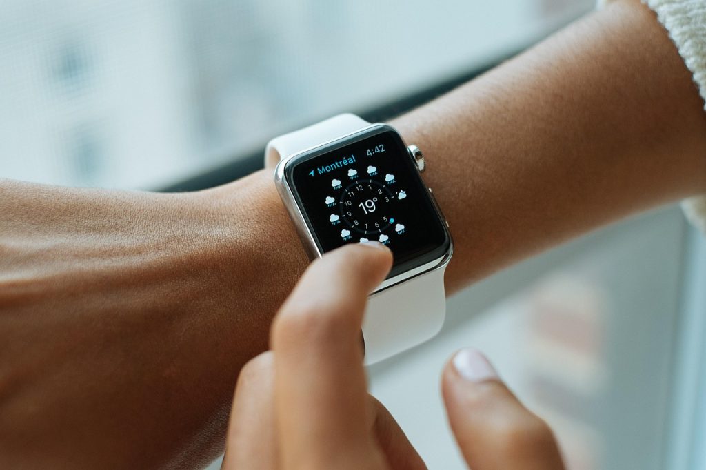 Montre connectée portée au poignet
