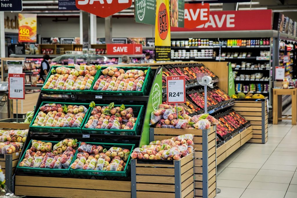 Rayons de produits alimentaires en supermarché