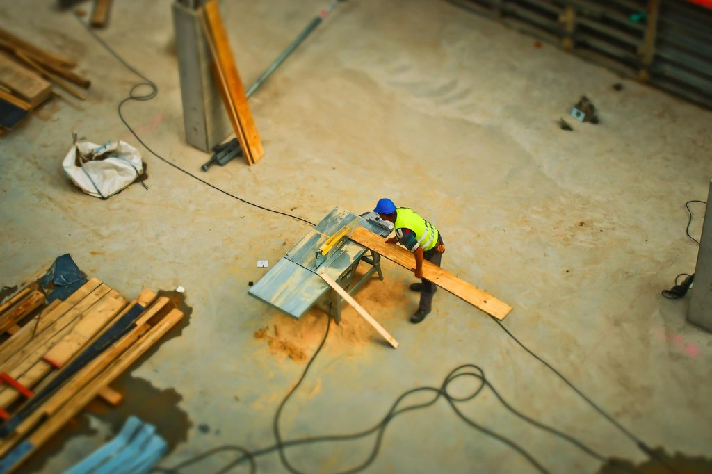 Ouvrier sur un chantier, horaires de travail décalés