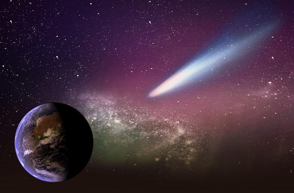 Comète traversant un ciel étoilé au-dessus d'une planète sombre