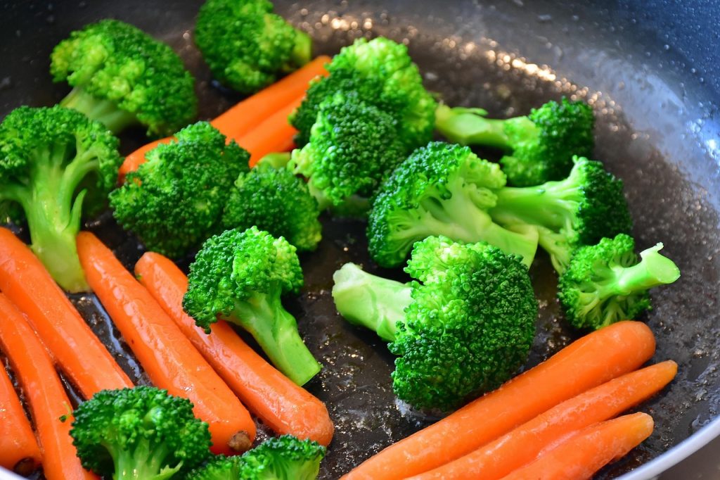 Légumes en cours de cuisson dans une poêle